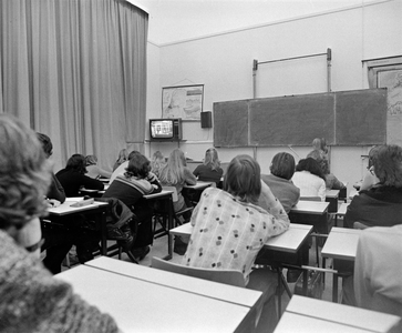 858376 Afbeelding van een les met behulp van video in het Gemeentelijk Lyceum (Thorbecke Scholengemeenschap, Van Asch ...